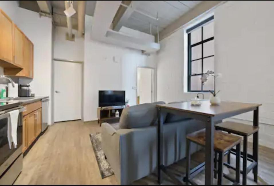 2125 Superior Living Apartment *