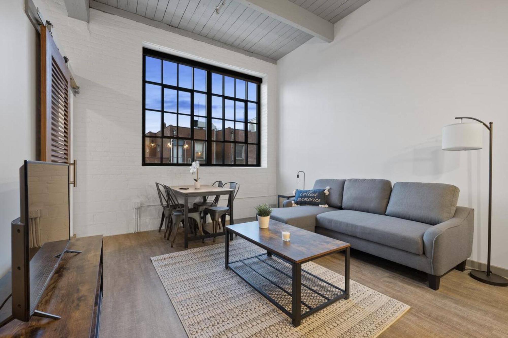2125 Superior Living Appartement